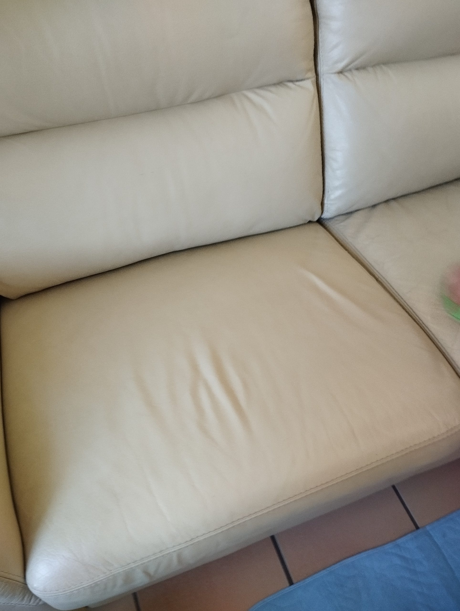 Avant — canapé cuir taché